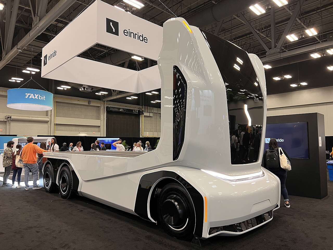 Cabina blanca sin conductor de Einride, expuesta en un stand.
