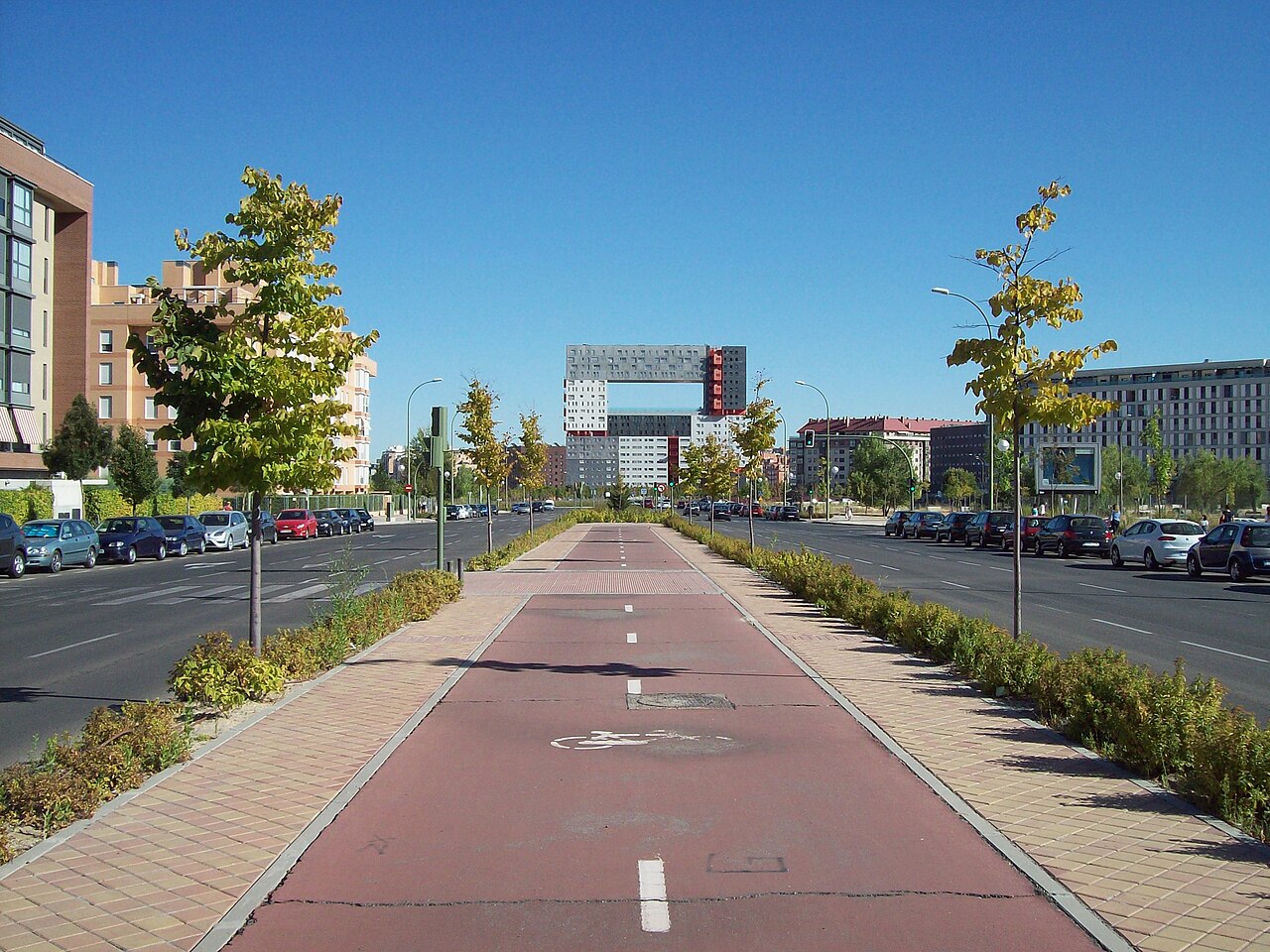 Avenida de Francisco Pi i Margall, en Hortaleza, con tráfico y el edificio Mirador al fondo.