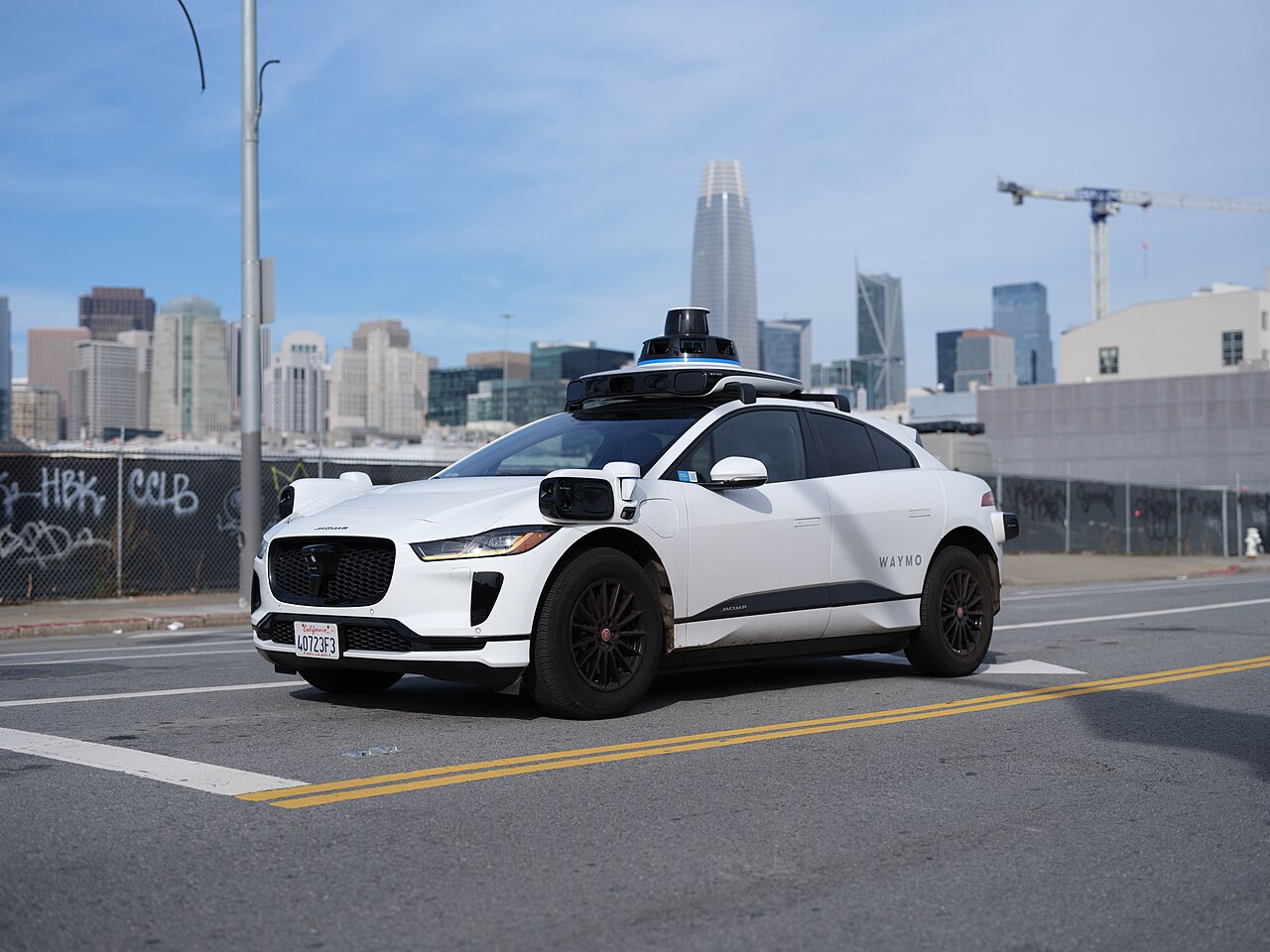 Jaguar I-Pace de Waymo con sensores en el techo, circulando en San Francisco.